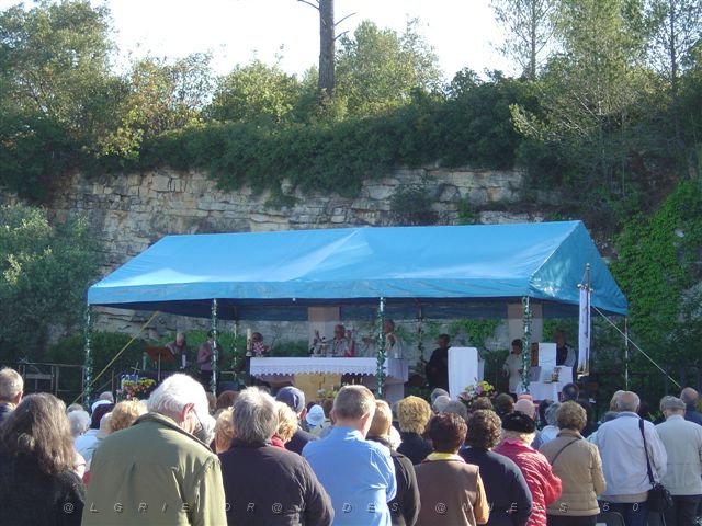 NIMES 2008 01 messe  8h.JPG -                                